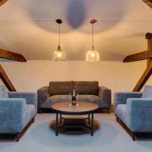 Upstairs Boutique Boekarest