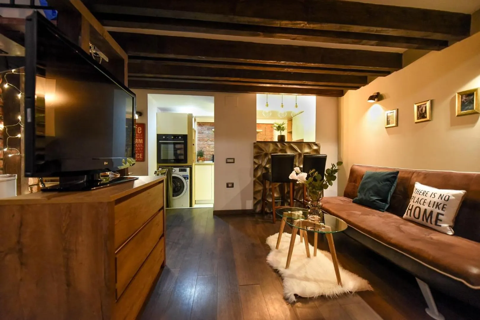 Regina Elisabeta Duplex-Style Studios: Cozy Haven In The City Center Bucharest Apartment